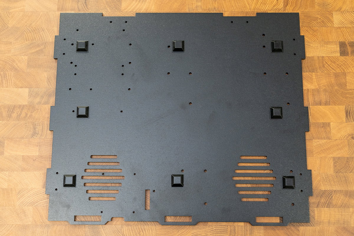 Additional rubber feet positioned under Picade Max panel A