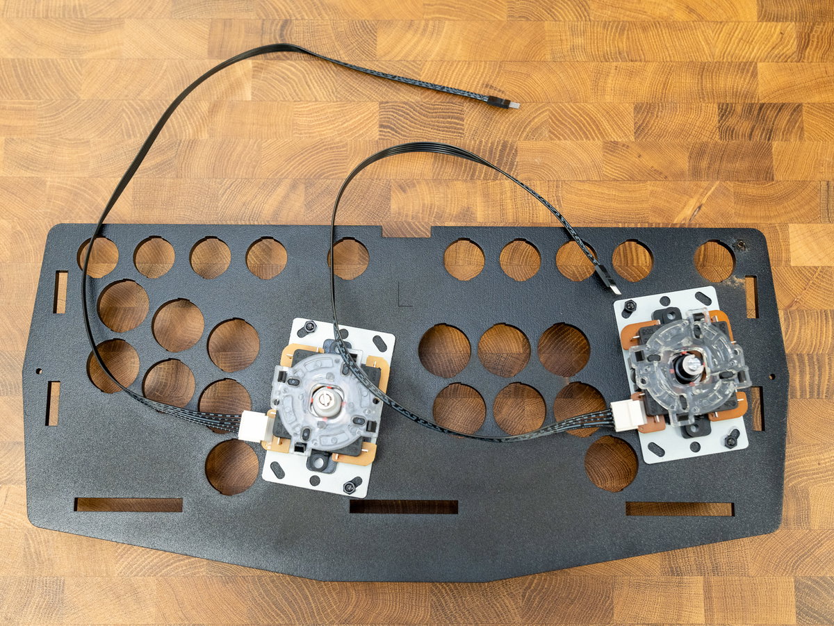 Five-pin cables connected to both two-player joysticks