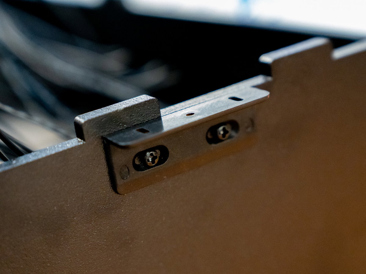 Side bracket attached to the Picade Max cabinet