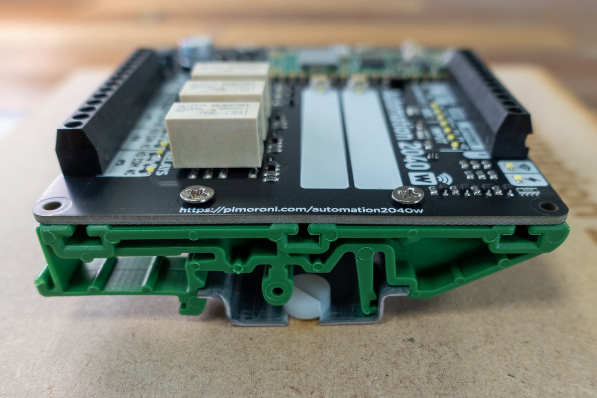 Automation 2040 W profile showing DIN rail mounting clips