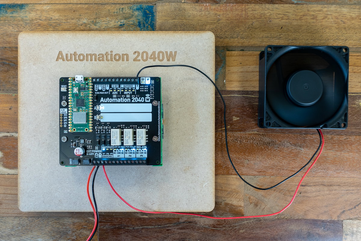 Powering a fan using one of the sourcing outputs