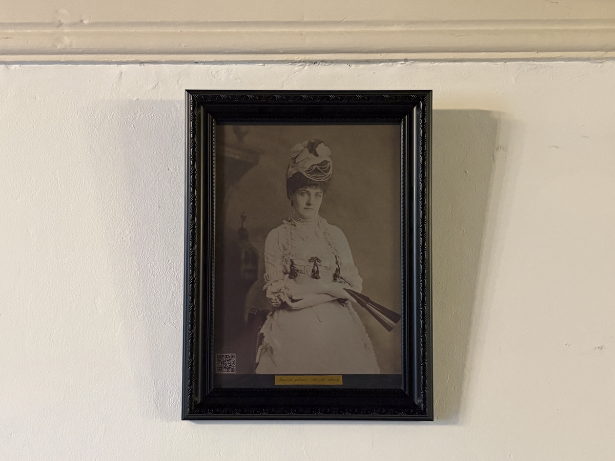 Spooky frame hung up in Hel's spooky house