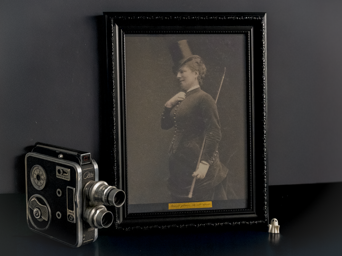 A smartly dressed Victorian holding a pool cue, displayed on Inky Impression