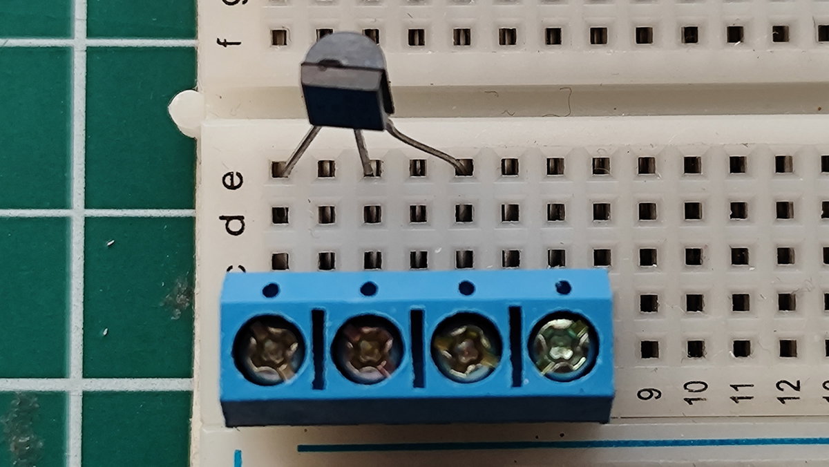 Screw terminal and NPN transistor in a breadboard